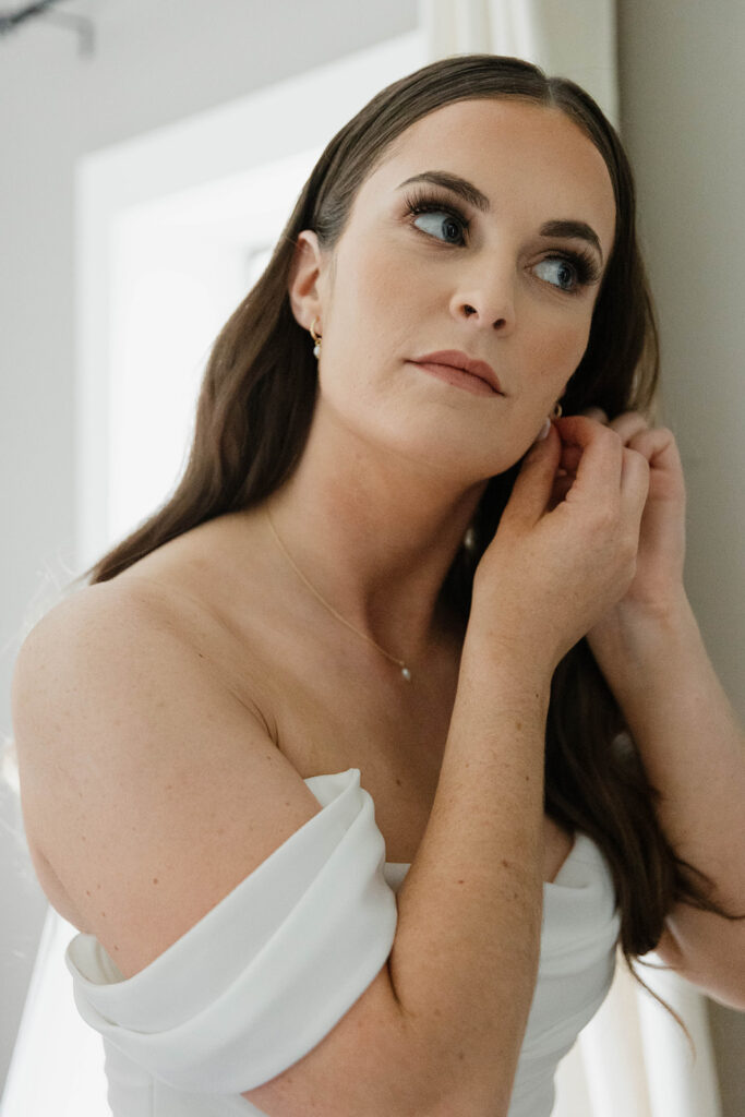 bride getting ready at homestead 1880 in Ottawa, ON.